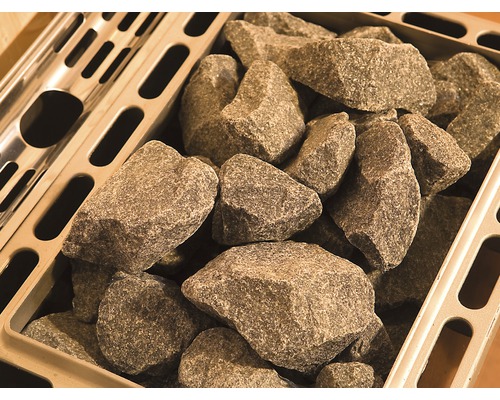 Saunasteine in einem Saunaofen