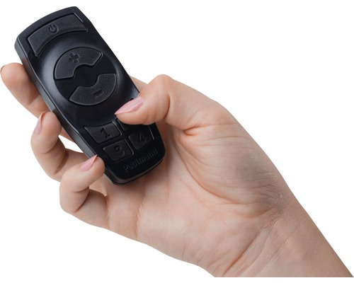 Une main tient une télécommande noire Paulmann avec des boutons pour allumer et éteindre, le volume et les emplacements de mémoire.