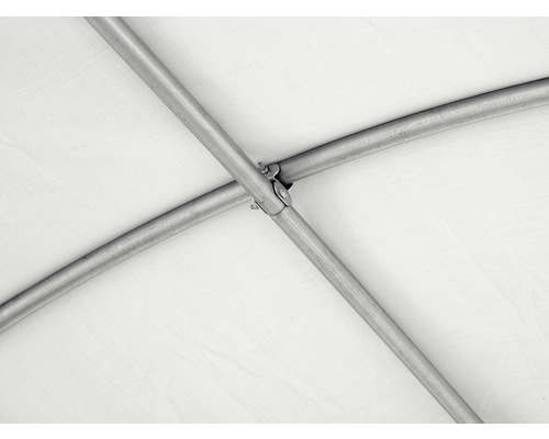 Vue détaillée d''une armature de tente avec des éléments de connexion