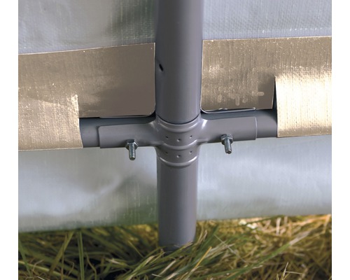 Vue détaillée d''une armature de tente de réception avec des vis et de l''herbe dans la partie inférieure de l''image