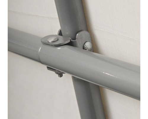 Vue détaillée d''un raccord de tuyau avec des vis