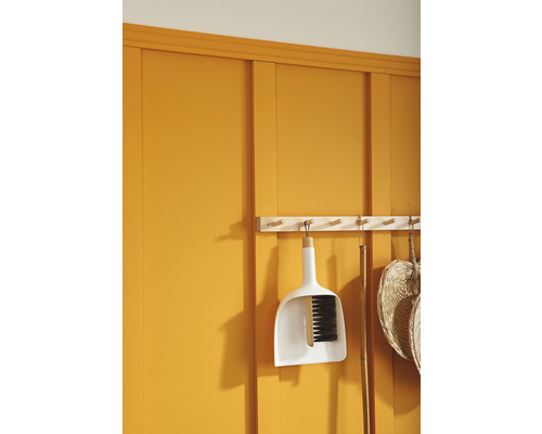 Wandpaneele mit Garderobenleiste, Kehrschaufel und Besen