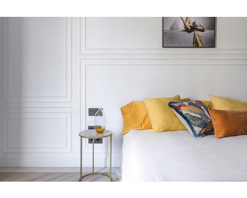 Chambre avec lit, oreillers et table de chevet