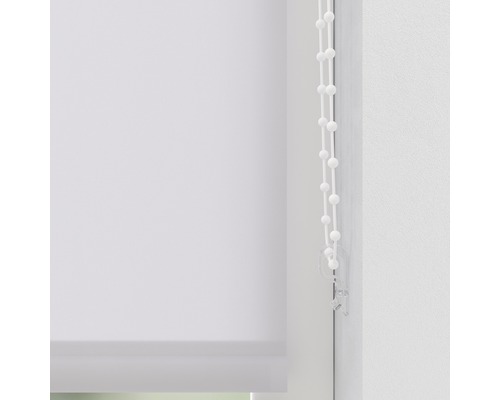 Weisse Fensterrollos mit Kettenzug