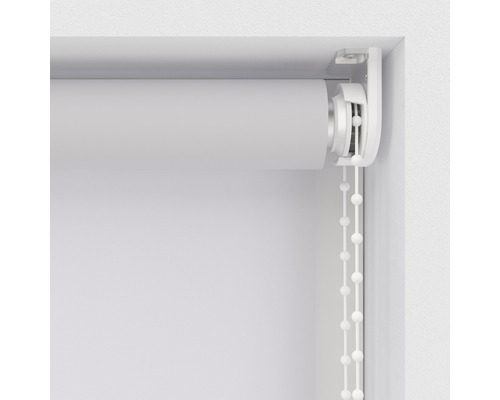 Detailansicht eines weissen Rollos mit Kettenzug am Fenster