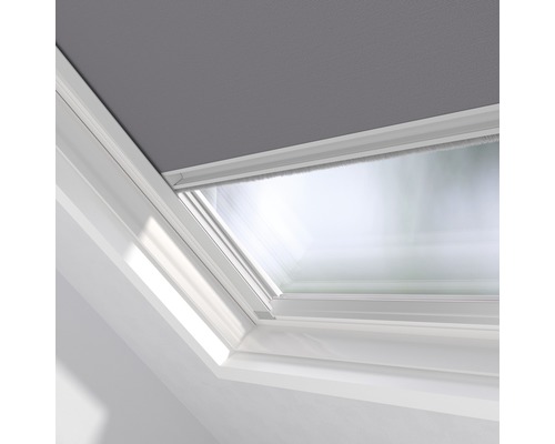 Store de fenêtre de toit en position fermée