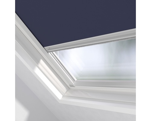 Gros plan d''une fenêtre de toit avec store enrouleur