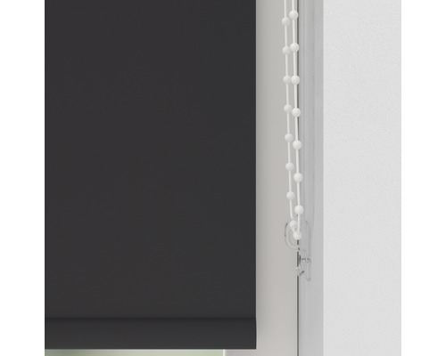 Blick auf ein schwarzes Rollo mit Bedienkette