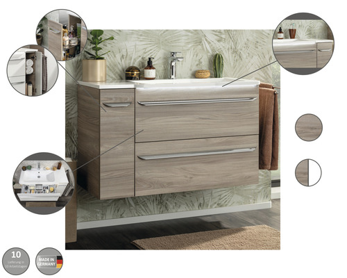 Salle de bain avec meuble sous-vasque et armoire de salle de bain ouverte