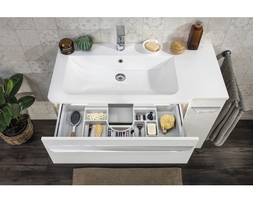 Waschtisch mit offenem Schubfach und Badutensilien