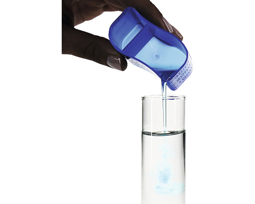 Un liquide est versé dans un tube à essai à l''aide d''un gobelet doseur bleu.