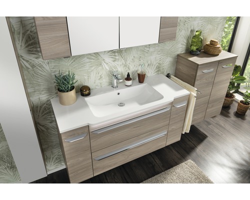 Badezimmer mit Waschtischunterschrank, Waschbecken, Spiegelschrank und Seitenschrank in hellem Holzdekor