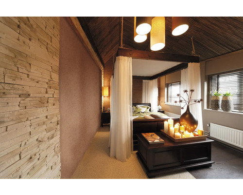 Chambre avec lit à baldaquin, éléments décoratifs et décoration murale