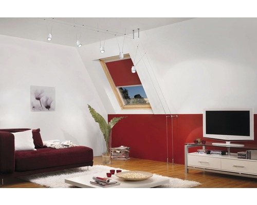 Salon mansardé avec fenêtre de toit, plafonniers, canapé et télévision