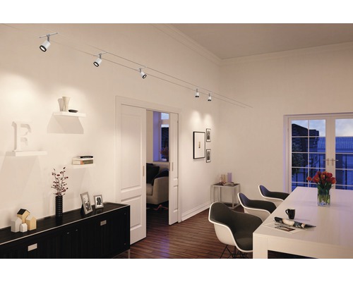 Wohnzimmer mit Schienensystem und Spots zur Beleuchtung