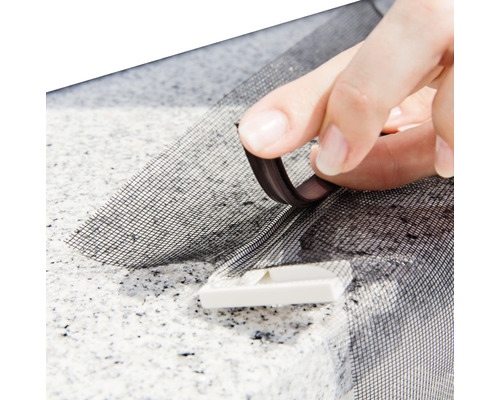 Installation d''une moustiquaire avec bande magnétique