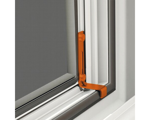 Vue détaillée d''une moustiquaire de fenêtre avec équerre de fixation