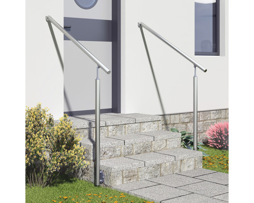 Aussentreppe mit zwei Edelstahlhandläufen an einem Hauseingang