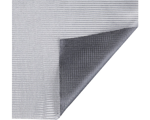 Grau gestreifter Stoff mit gefalteter Ecke.