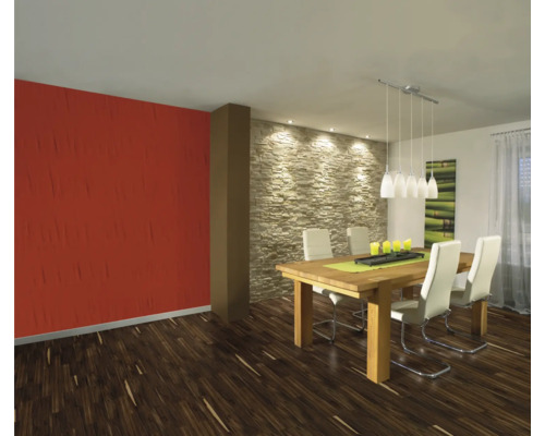 Heller Essbereich mit Holztisch, Stühlen mit Metallgestell und dekorativer Wandgestaltung