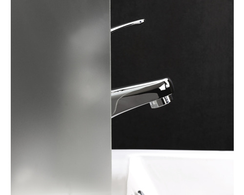 Robinet de lavabo en métal dans la salle de bain