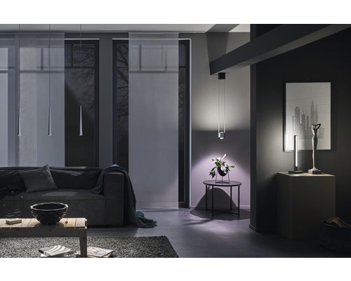 Wohnzimmer mit Sofa, Couchtisch, Schiebegardinen und verschiedenen Lampen
