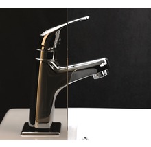 Robinet de lavabo sur un lavabo