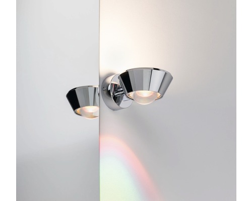 Wandleuchte mit Chromoberfläche an einer Wand