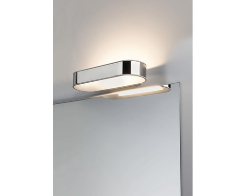 Ovale Spiegelleuchte aus Metall im Badezimmer