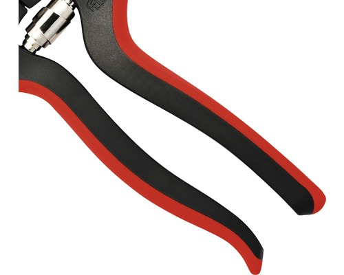 Gros plan sur un sécateur avec poignées