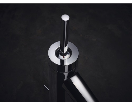 Detailaufnahme einer Armatur für Waschbecken