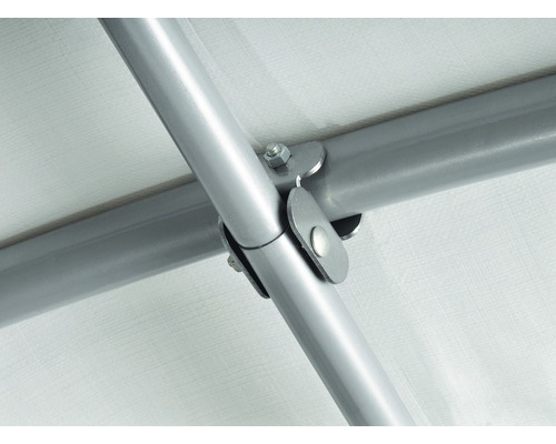 Gros plan de tubes métalliques reliés par un assemblage vissé.