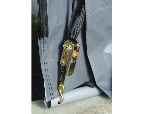 Vue détaillée d''une fixation de sangle à cliquet sur une bâche