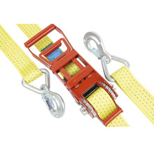 Gelber Spanngurt mit Ratsche und Haken zur Ladungssicherung