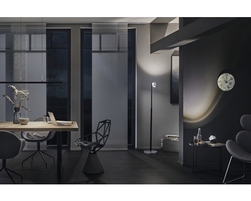 Modernes Wohnzimmer mit Schiebevorhängen, Esstisch und Beleuchtung