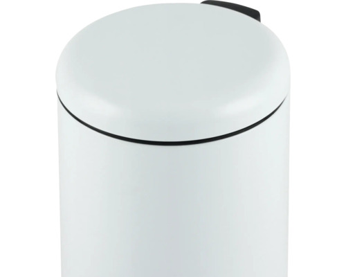 Vue détaillée du couvercle rond et blanc d''une poubelle à pédale