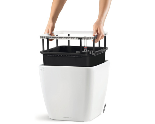 Assemblage d''un pot de fleurs avec système d''irrigation