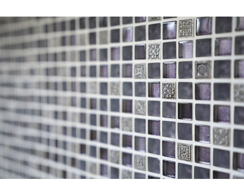 Mosaïque avec motifs carrés sur un mur