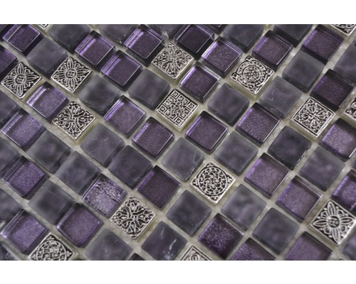 Gros plan de carreaux de mosaïque en verre violets et gris avec des éléments décoratifs argentés