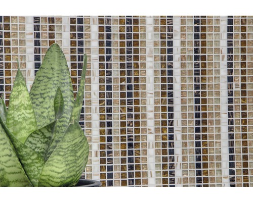 Mur de carreaux de mosaïque avec un accent de plante