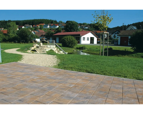 Pavés posés à l''extérieur avec un petit ruisseau et des maisons en arrière-plan