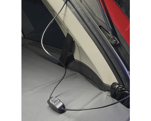 Câble électrique noir avec interrupteur dans le coffre d''une voiture