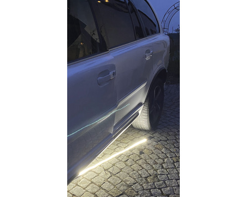 Voiture avec éclairage LED sous la carrosserie sur pavés