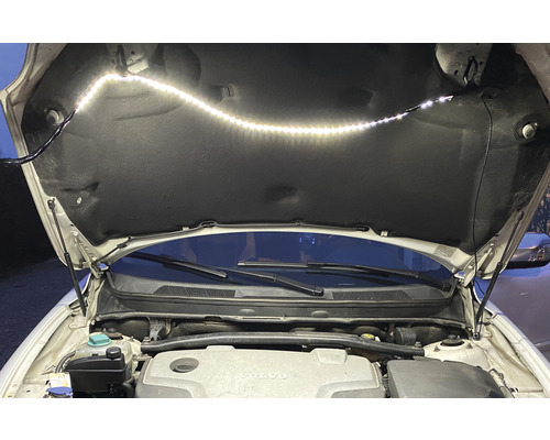 Capot de voiture ouvert avec une bande LED fixée