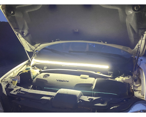 Capot ouvert d''une voiture avec des lumières LED pour éclairer le compartiment moteur.