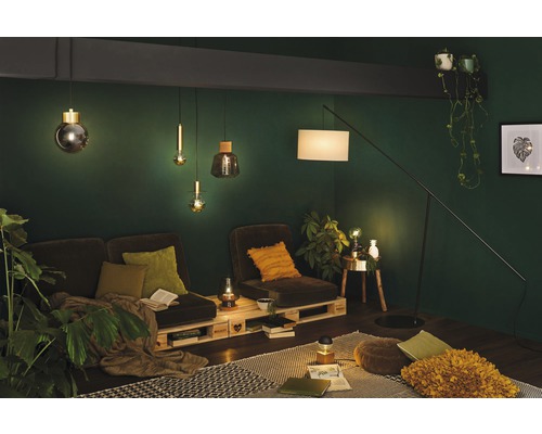 Salon avec meubles en palettes de bois, lampadaire et suspensions