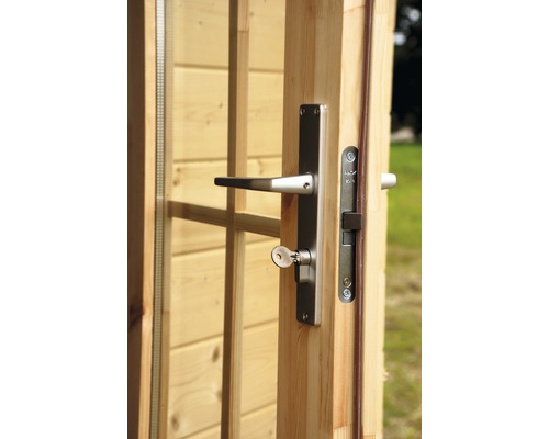 Detailansicht einer Holztür mit Schloss und Schlüssel