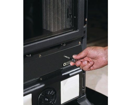 Gros plan d''un poêle avec commande à clé et logo Nordpeis