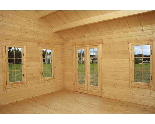 Innenansicht eines Holzgartenhauses mit Fenstern und Doppeltür