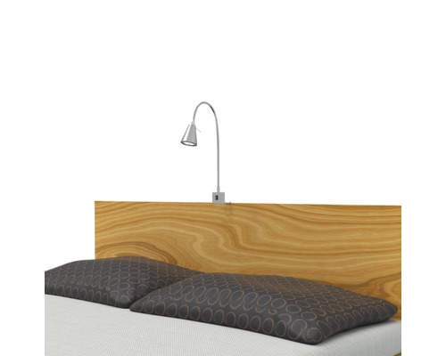 Lit avec tête de lit en bois et lampe de lecture